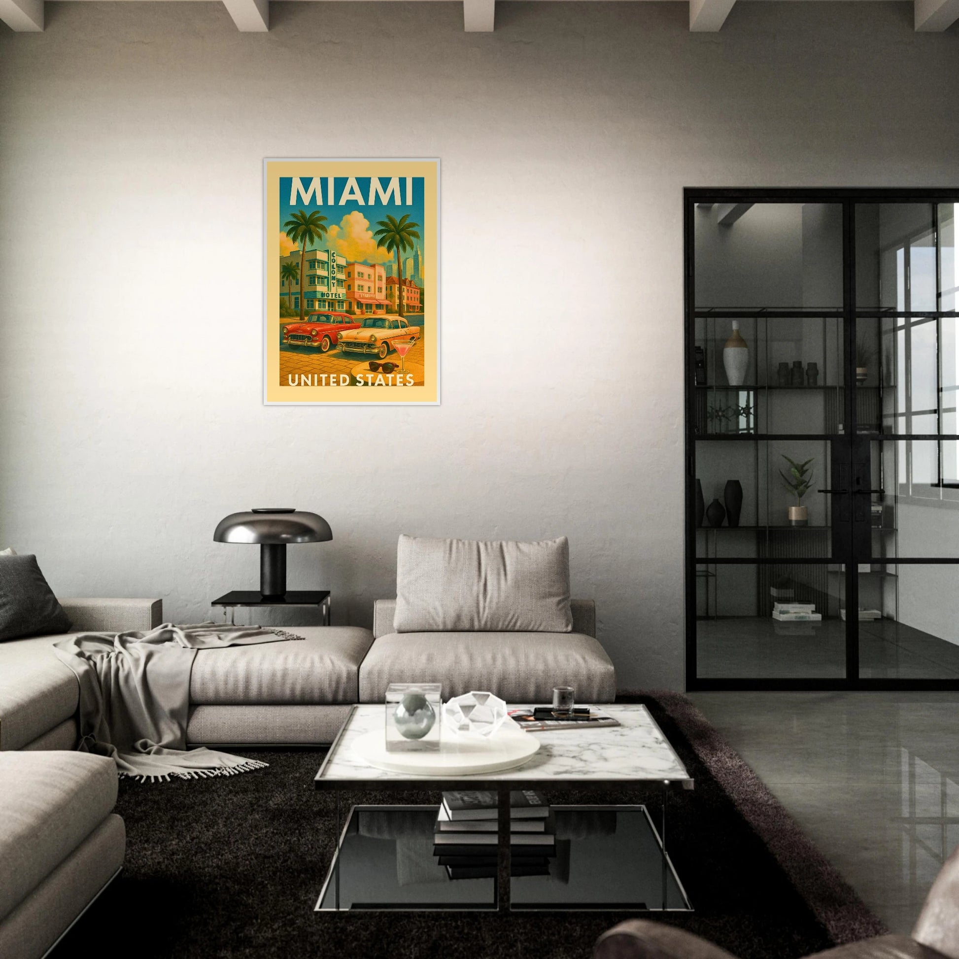 Retro Miami Poster im Esszimmer – dekoratives Stadtposter im sonnigen Art Deco Design.