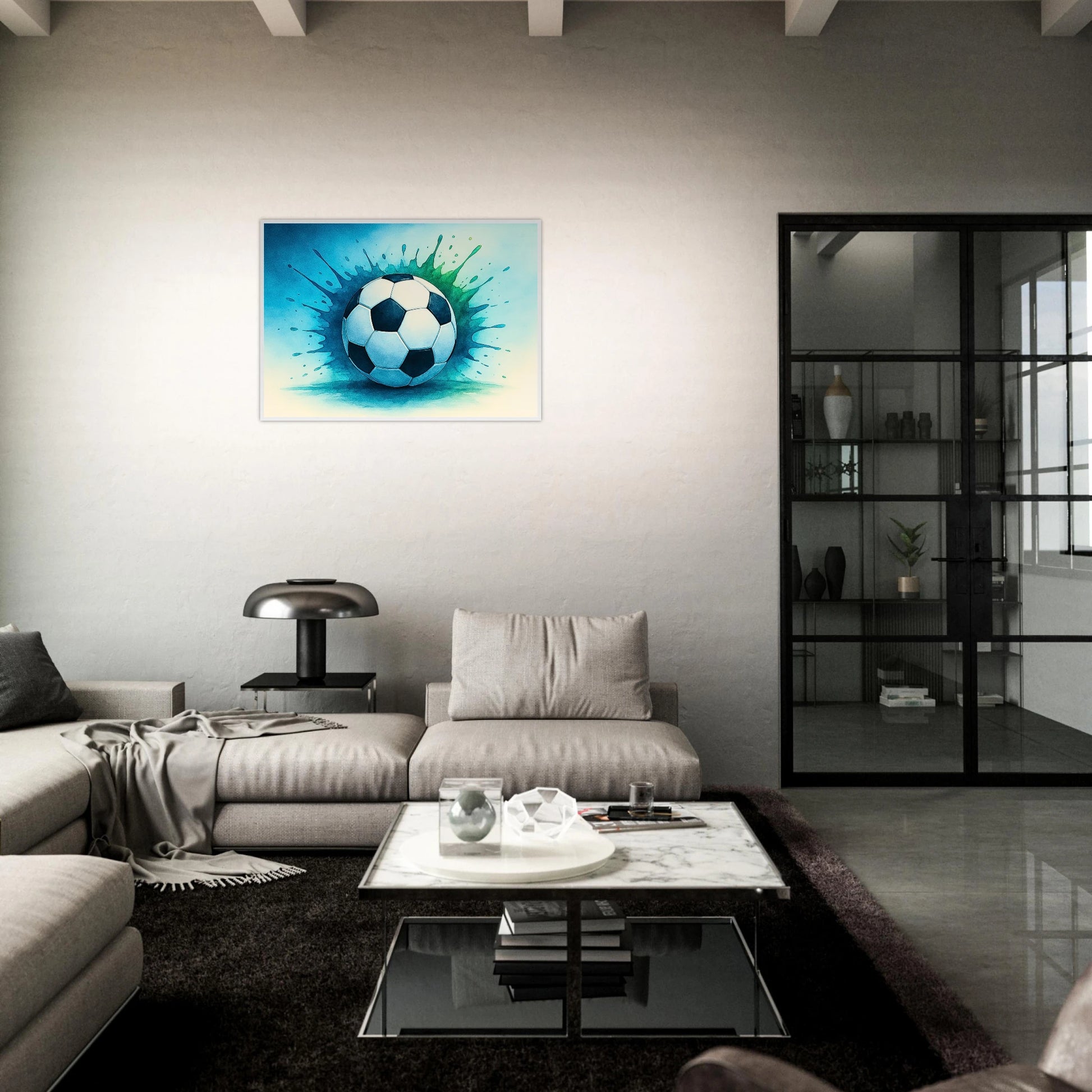 Fußball Poster „Momentum – The Heart of Soccer“ im Wohnzimmer mit dunkler Einrichtung – stilvolle Sport Wanddeko für echte Fans.