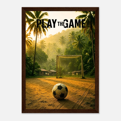 „Play the Game“ Fußball Poster im dunkelbraunen Holzrahmen – tropische Fußballkunst mit Naturmotiv als modernes Wandbild
