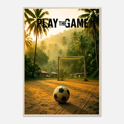 Fußball Poster „Play the Game“ im hellbraunen Holzrahmen – tropische Naturkulisse mit Ball, stilvolle Wanddekoration für Sportfans