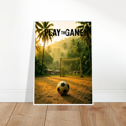 Fußball Poster „Play the Game“ ohne Rahmen an die Wand gelehnt – tropische Fußballkunst als sportliche Raumdekoration
