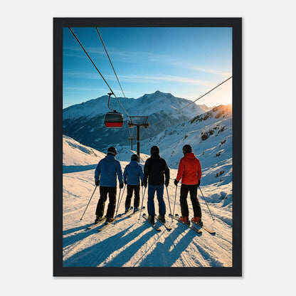 Alpine Adventure Poster im schwarzen Holzrahmen – elegantes Winter Landschaftsbild mit Bergen und Skifahrern