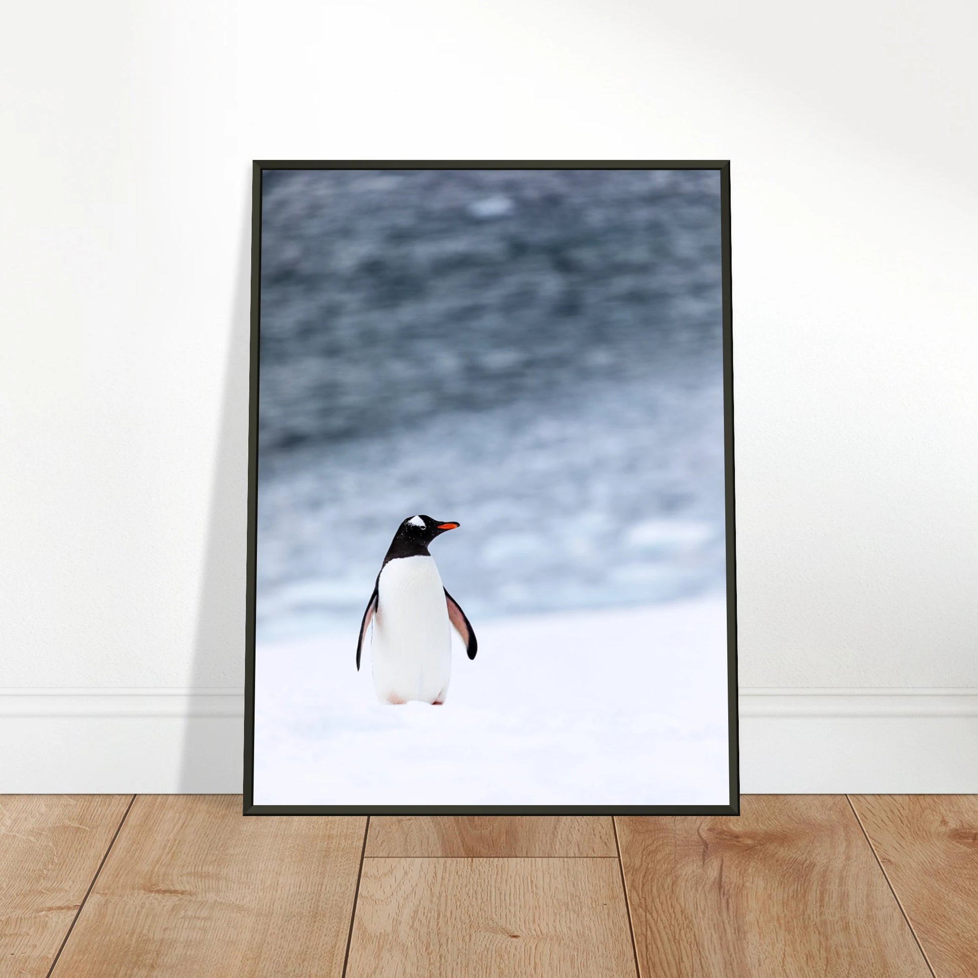 Antarctic Stroll Poster an die Wand gelehnt – Pinguin-Wandbild im schwarzen Metallrahmen, elegante Winterdekoration | DEFA Designs