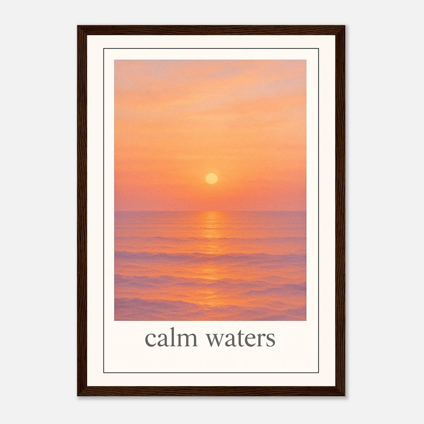 Calm Waters Poster im dunkelbraunen Holzrahmen – hochwertiges Meer Wandbild mit Sonnenuntergang für Wohnzimmer