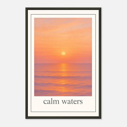 Calm Waters Poster mit sanftem Lichtreflex im schwarzen Metallrahmen – goldener Himmel über dem ruhigen Meer für eine harmonische Raumatmosphäre.