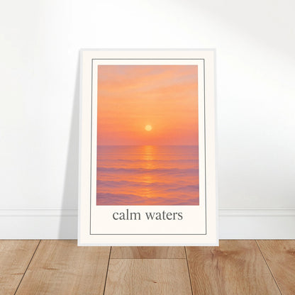 Calm Waters Poster ohne Rahmen – Sonnenuntergang am Meer als stilvolles Wandbild, angelehnt an die Wand