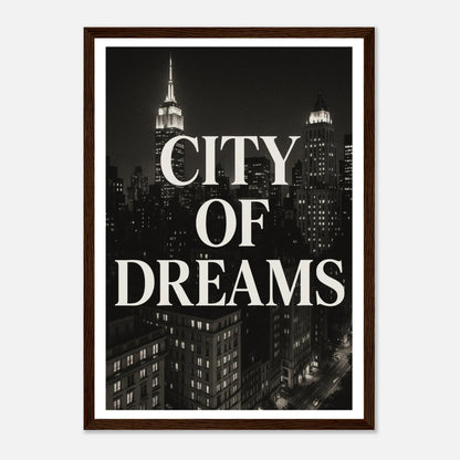 City of Dreams Poster im dunkelbraunen Holzrahmen – ikonische New York Skyline in Schwarz-Weiß. Stilvolle Wandkunst mit urbaner Atmosphäre von Defa Designs.
