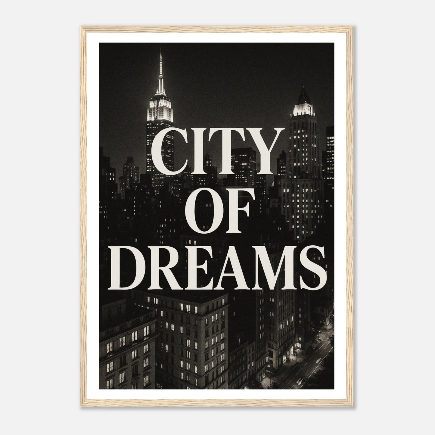 City of Dreams Poster im hellbraunen Holzrahmen – stilvolle Schwarz-Weiß New York Skyline Kunst. Premium Wandbild für Wohnzimmer oder Büro von Defa Designs.