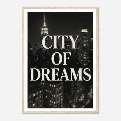 City of Dreams Poster im hellbraunen Holzrahmen – stilvolle Schwarz-Weiß New York Skyline Kunst. Premium Wandbild für Wohnzimmer oder Büro von Defa Designs.