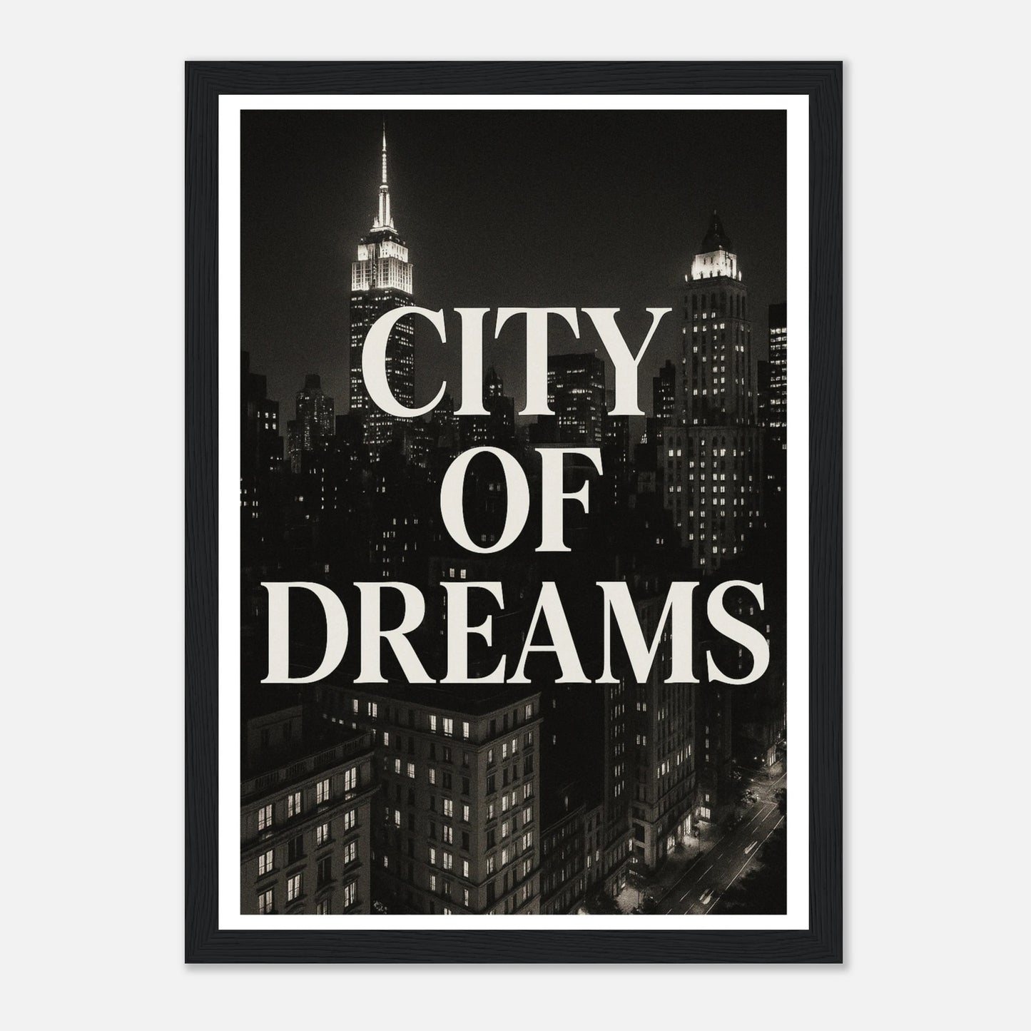 City of Dreams Poster im schwarzen Rahmen – minimalistisches Schwarz-Weiß Stadtposter mit New York Skyline. Edle Wanddekoration für modernes Wohndesign.