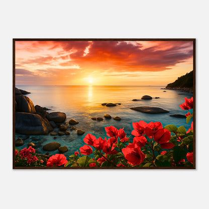 Coastal Glow Poster im dunkelbraunen Holzrahmen – warmes Küstenbild mit Sonnenuntergang und roten Blüten