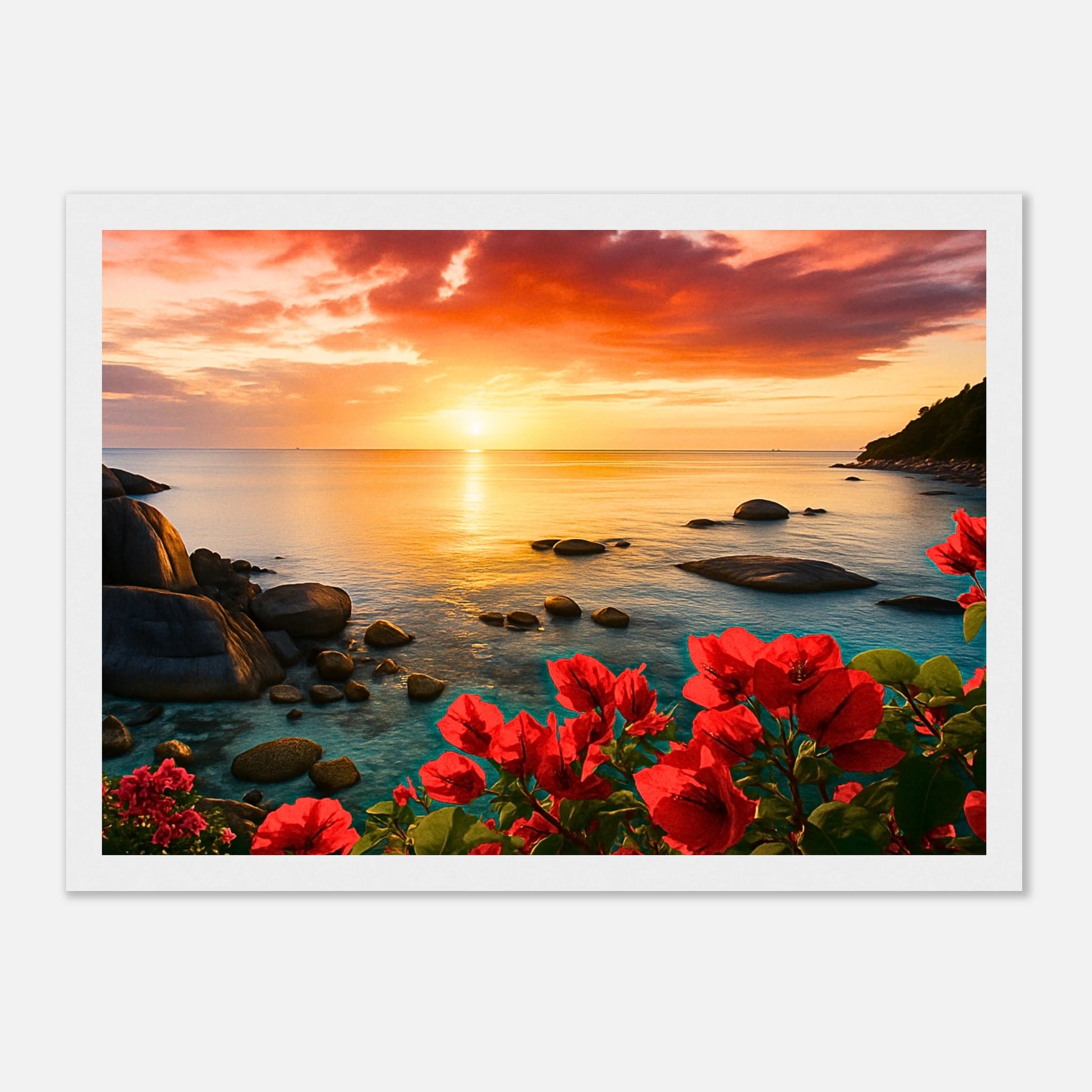 Coastal Glow Poster im weißen Holzrahmen – traumhafter Sonnenuntergang am Meer mit roten Blüten, elegantes Wandbild