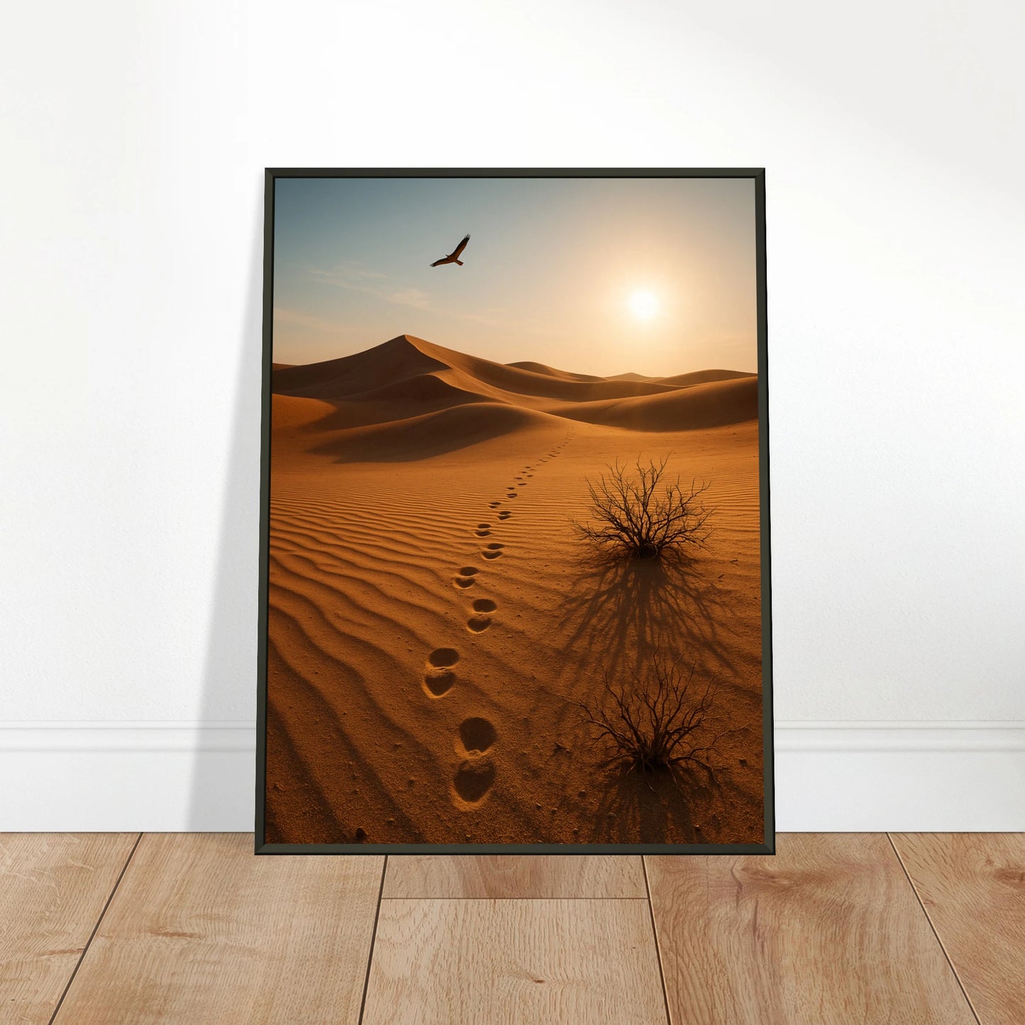 Desert Journey Poster an die Wand gelehnt – ruhige Wüstenlandschaft mit Sonne und Vogel im Flug, edel präsentiert auf Holzboden.