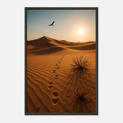 Seitenansicht des Desert Journey Posters – weite Sandlandschaft mit Fußspuren in der Wüste, präsentiert in elegantem schwarzen Metallrahmen.
