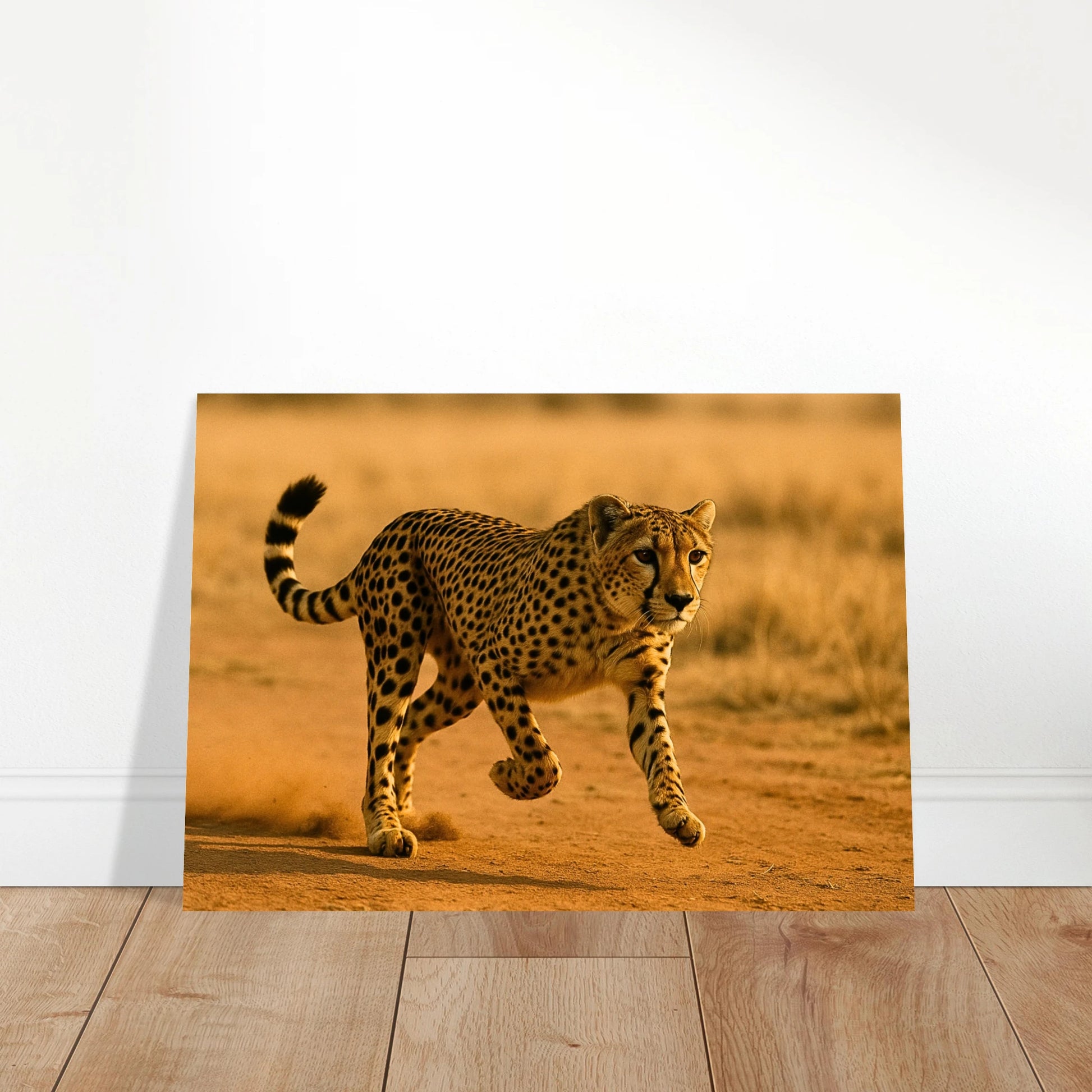 Desert Sprint Gepard Poster in modernem Wohnzimmer – Wildlife Wandkunst in A2-Größe ohne Rahmen.