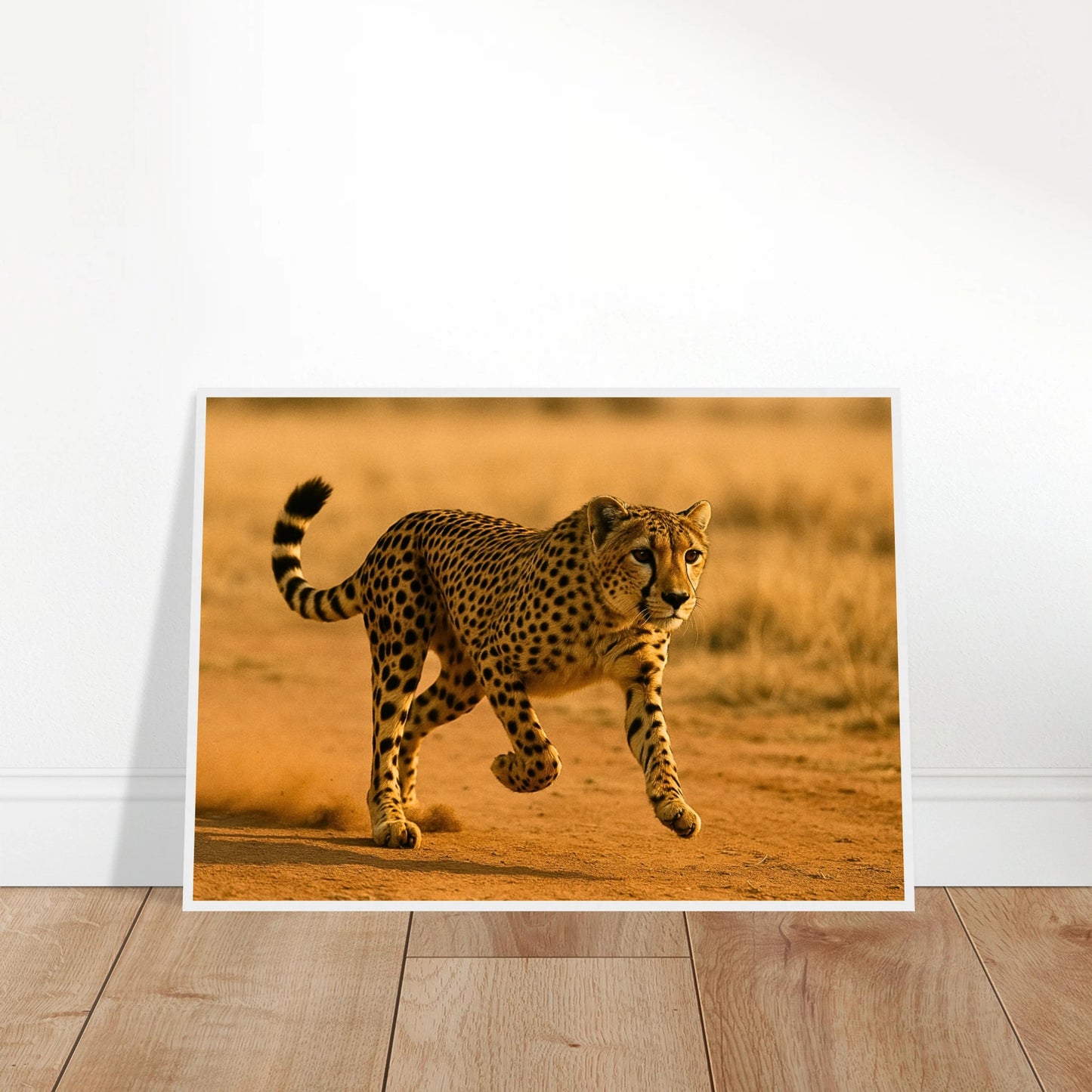 Desert Sprint Gepard Poster angelehnt an die Wand – modernes Safari-Wandbild mit wildem Charme.