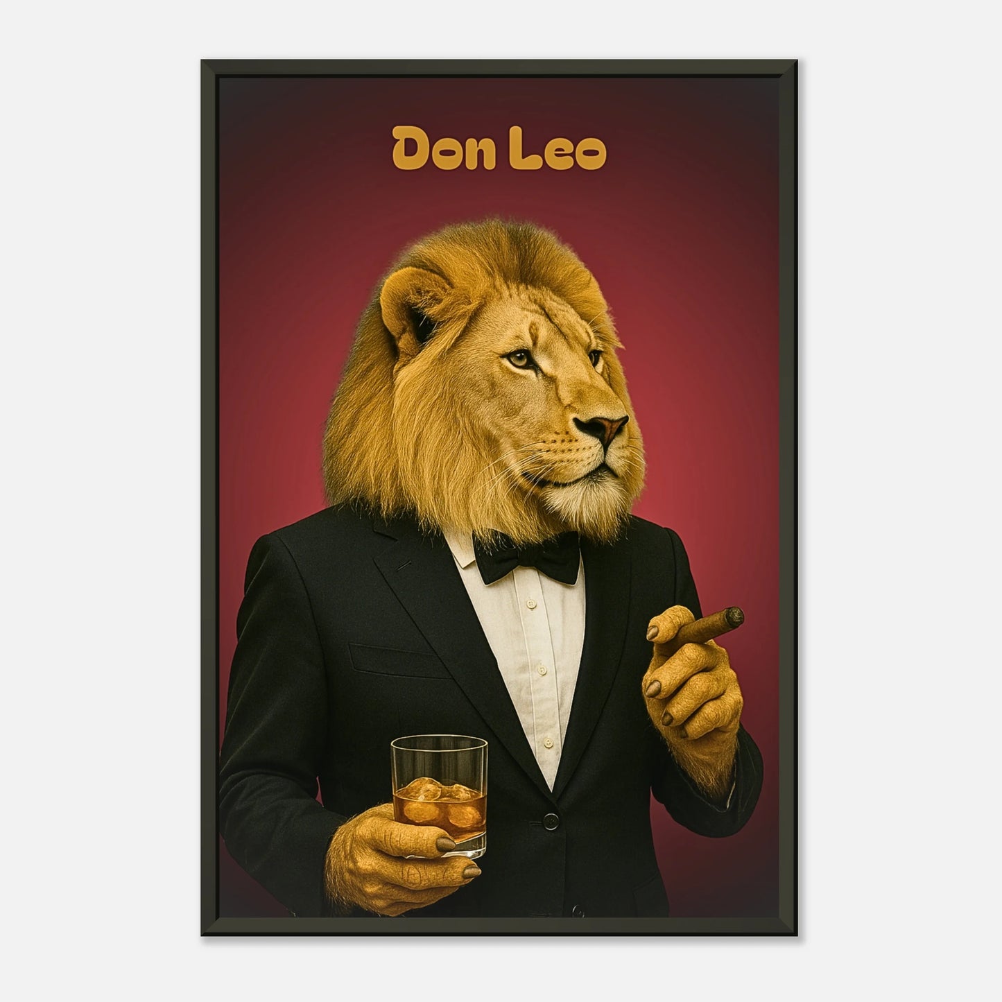 Seitenansicht des Don Leo Posters – Löwe im maßgeschneiderten Smoking mit Zigarre, elegant im schwarzen Metallrahmen inszeniert.