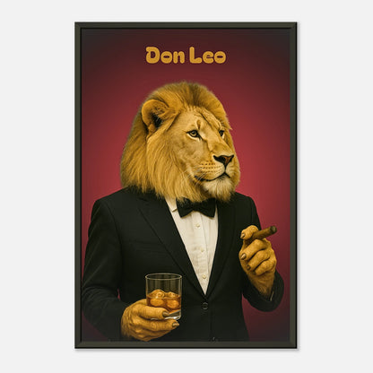 Seitenansicht des Don Leo Posters – Löwe im maßgeschneiderten Smoking mit Zigarre, elegant im schwarzen Metallrahmen inszeniert.