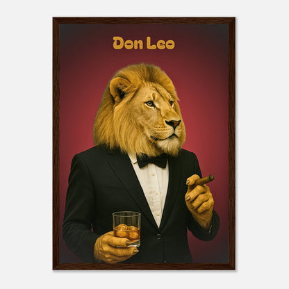 Don Leo Poster im dunkelbraunen Holzrahmen – majestätischer Löwe im Smoking mit Glas Whisky, Premium Wandbild.