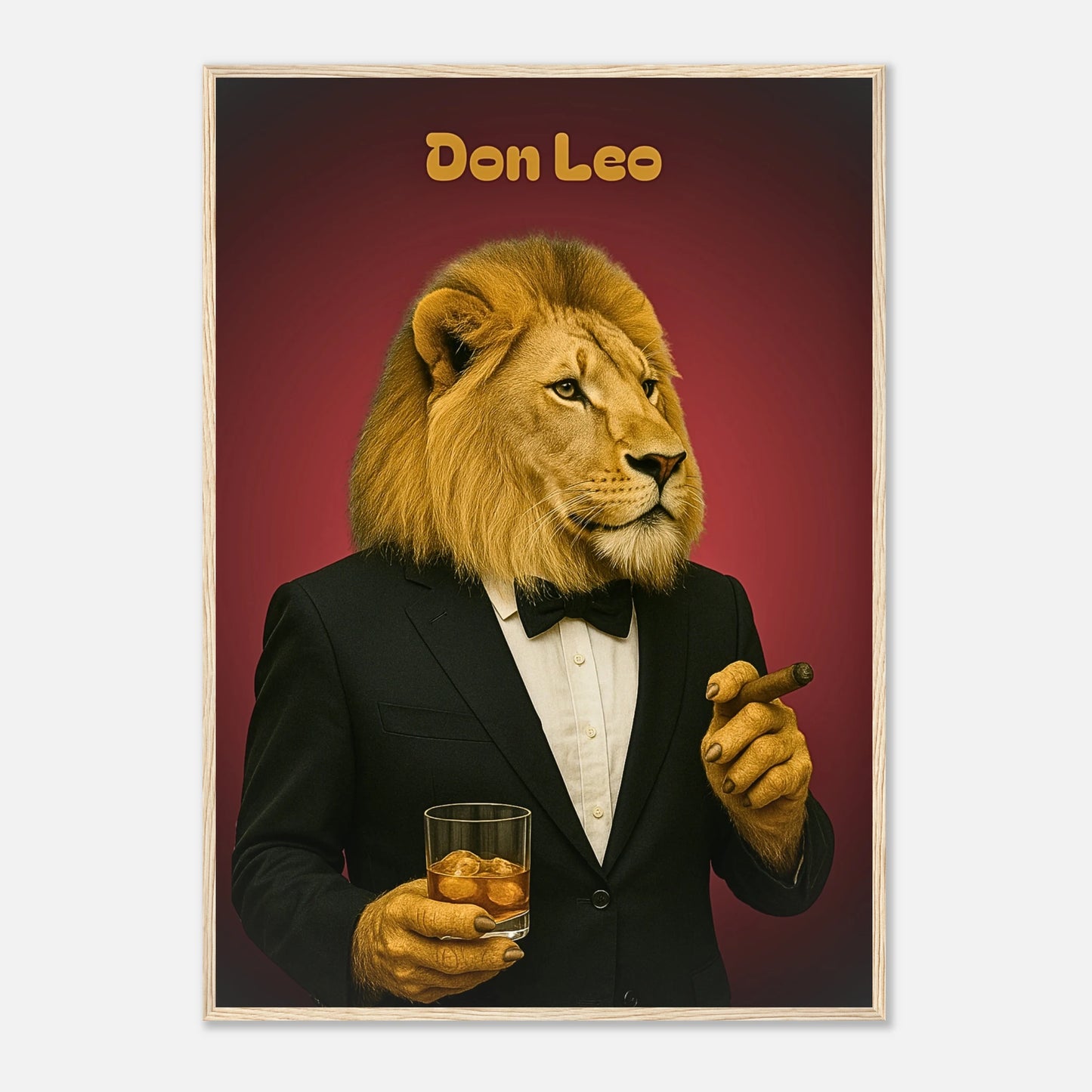 Don Leo Poster im hellbraunen Holzrahmen – stilvolles Löwenporträt im Anzug mit Whiskyglas, luxuriöse Wandkunst.