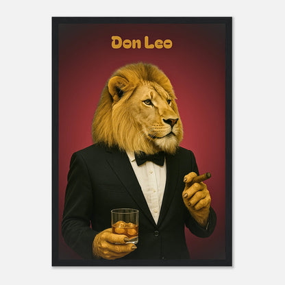 Don Leo Poster im schwarzen Holzrahmen – ausdrucksstarkes Löwenbild im Smoking mit Whiskyglas, moderne Luxus-Deko.