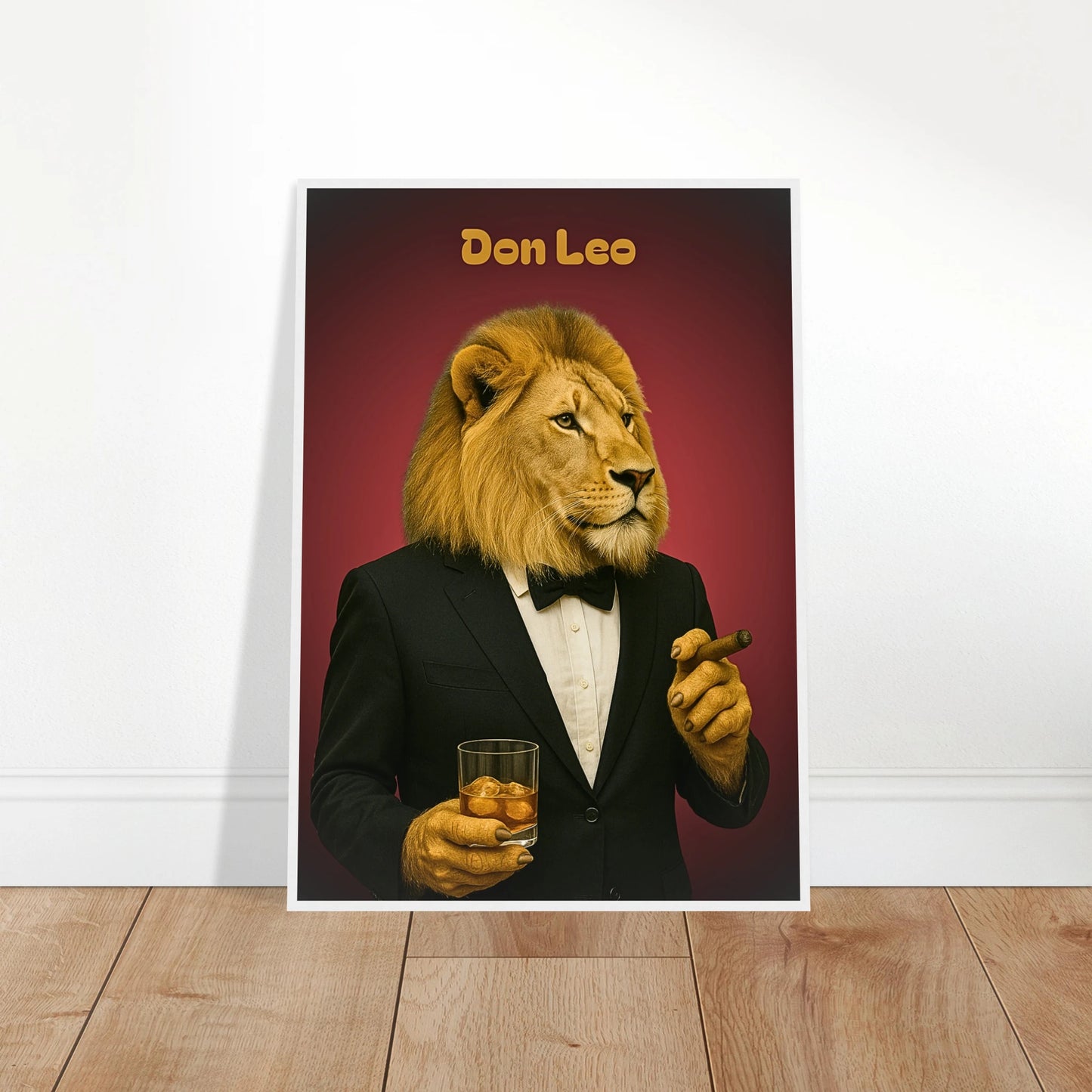 Don Leo Poster an die Wand gelehnt – Löwe im Smoking mit Whiskyglas, edle Wandkunst für Wohnzimmer und Büro.