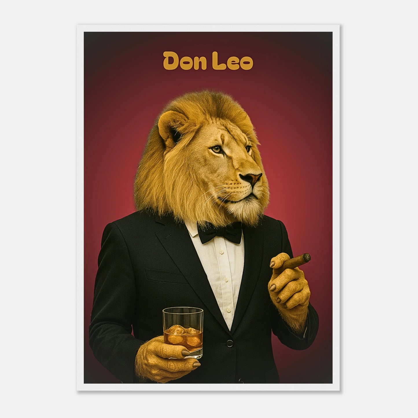 Don Leo Poster im weißen Holzrahmen – Löwe im Smoking mit Whiskyglas, elegante Wanddeko für moderne Wohnräume.
