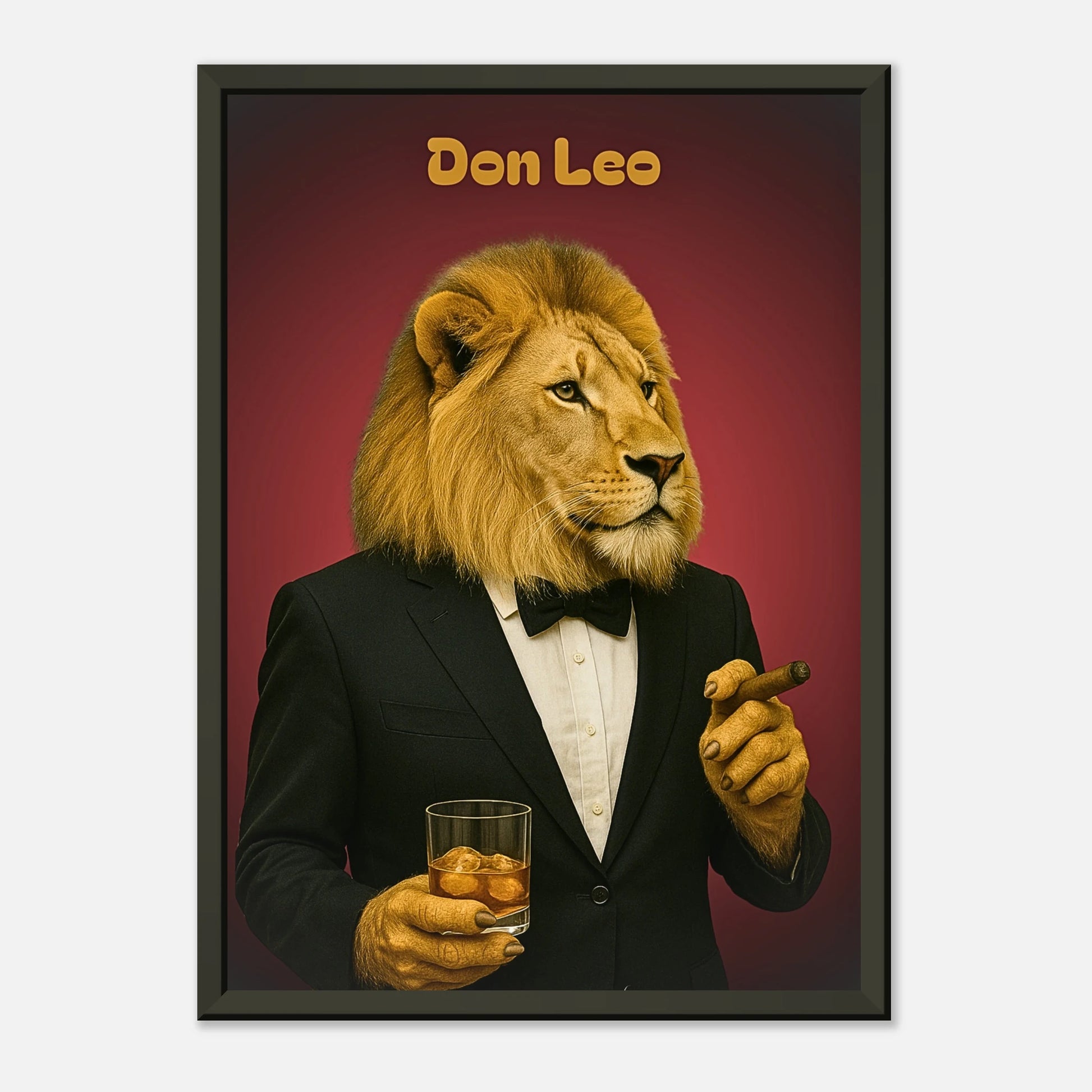 Don Leo Poster in Schrägansicht – Lichtreflexe auf dem roten Hintergrund betonen den eleganten Look des Löwen im Smoking.