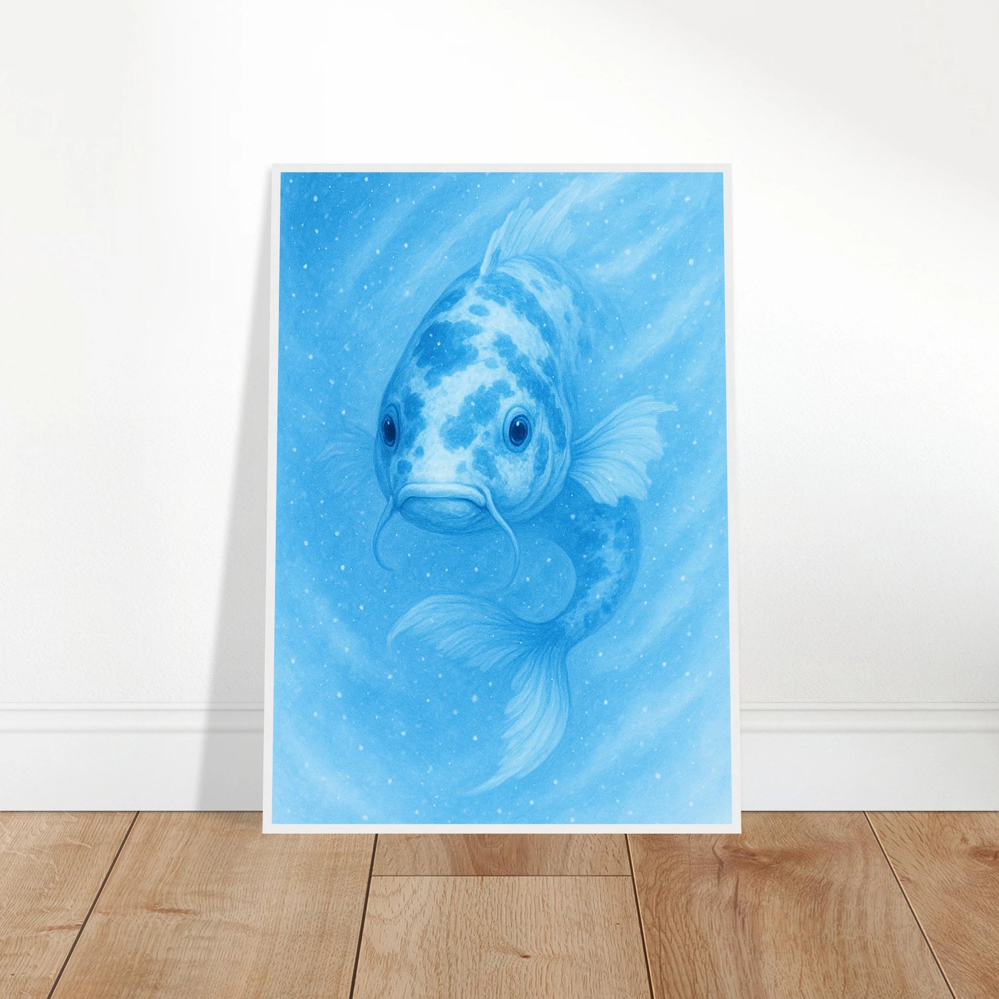 Drift & Glow Koi Poster in Blau – Kunstdruck angelehnt an die Wand auf Holzfußboden, dekoratives Wohnaccessoire.