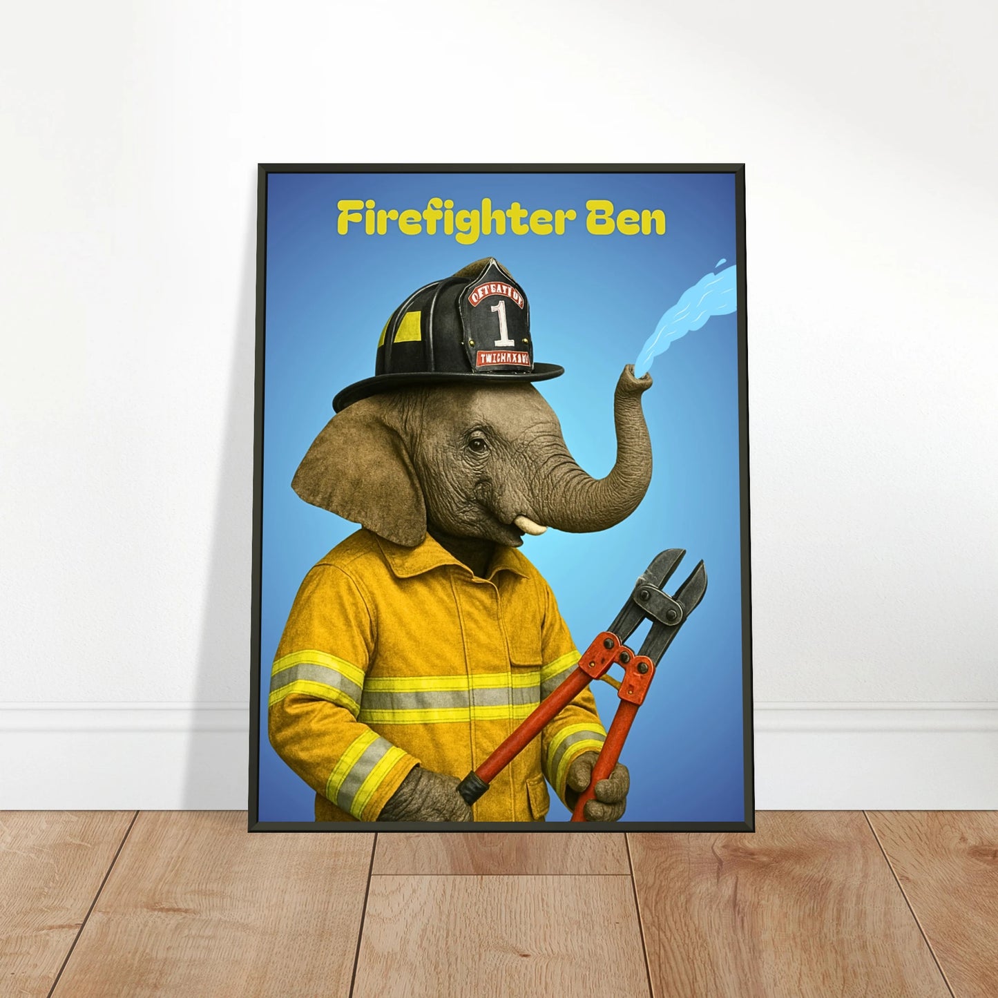Firefighter Ben Poster mit Elefant im Feuerwehranzug, angelehnt an Wand auf Holzoberfläche – verspieltes Kinderposter in hochwertigem schwarzen Metallrahmen.