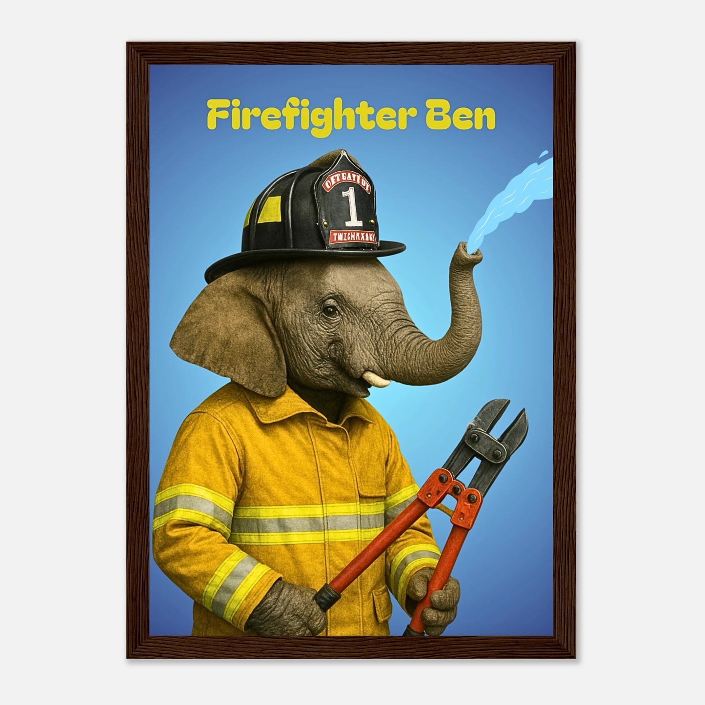 Firefighter Ben Elefanten Poster mit dunkelbraunem Holzrahmen – witzige Feuerwehr-Deko fürs Kinderzimmer und Zuhause.