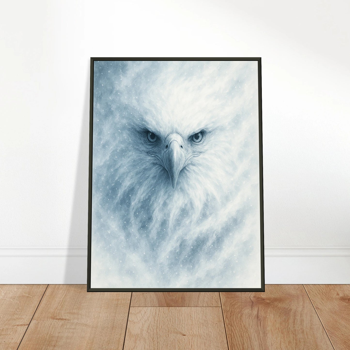 Frost Eagle Poster an die Wand gelehnt – eindrucksvolles Adlerportrait in Eisfarben, stilvoll auf Holzboden präsentiert.