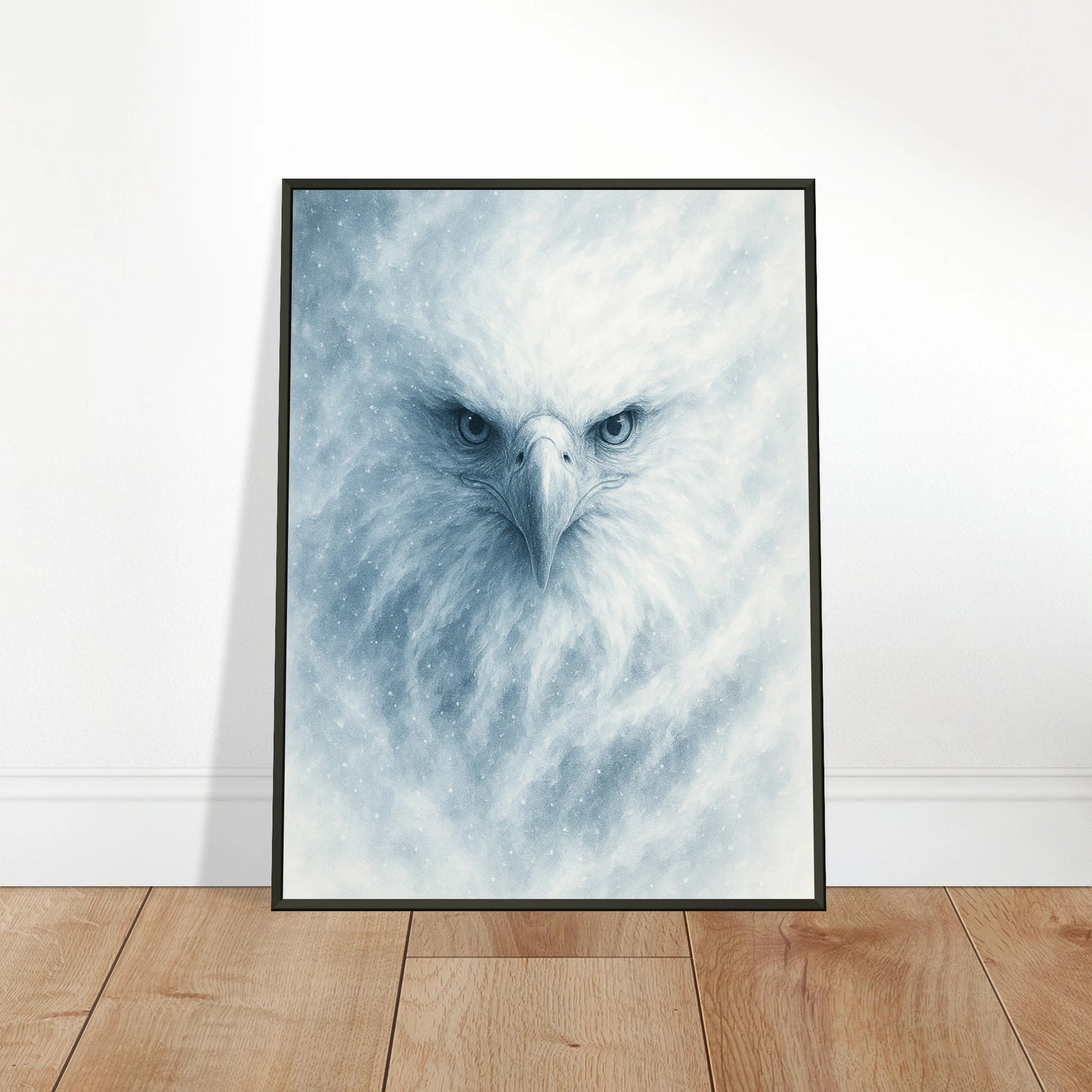 Frost Eagle Poster an die Wand gelehnt – eindrucksvolles Adlerportrait in Eisfarben, stilvoll auf Holzboden präsentiert.