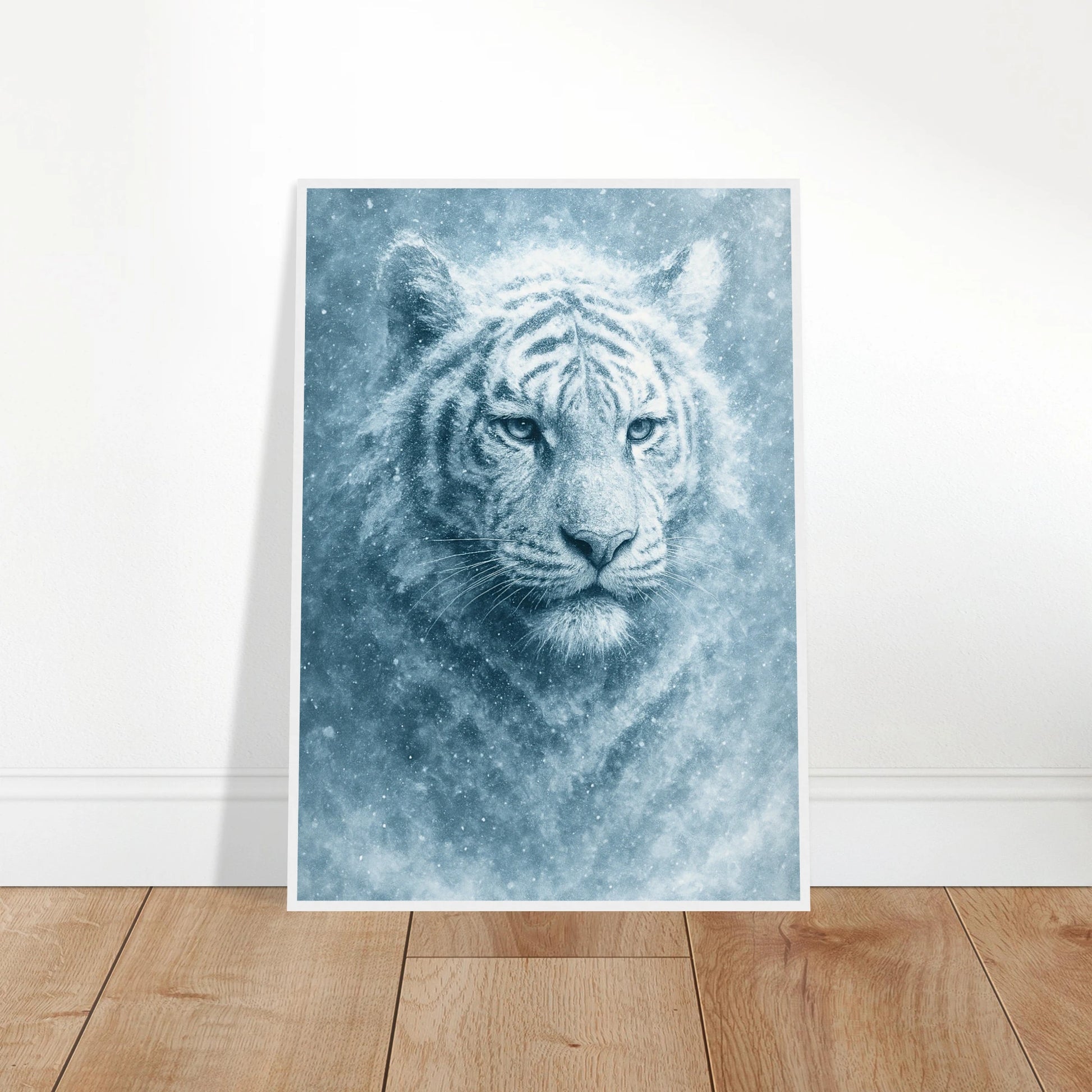 Frozen Strength Poster mit weißem Tiger – ungerahmt, locker an die Wand gelehnt, minimalistisches Wandbild für moderne Einrichtung.