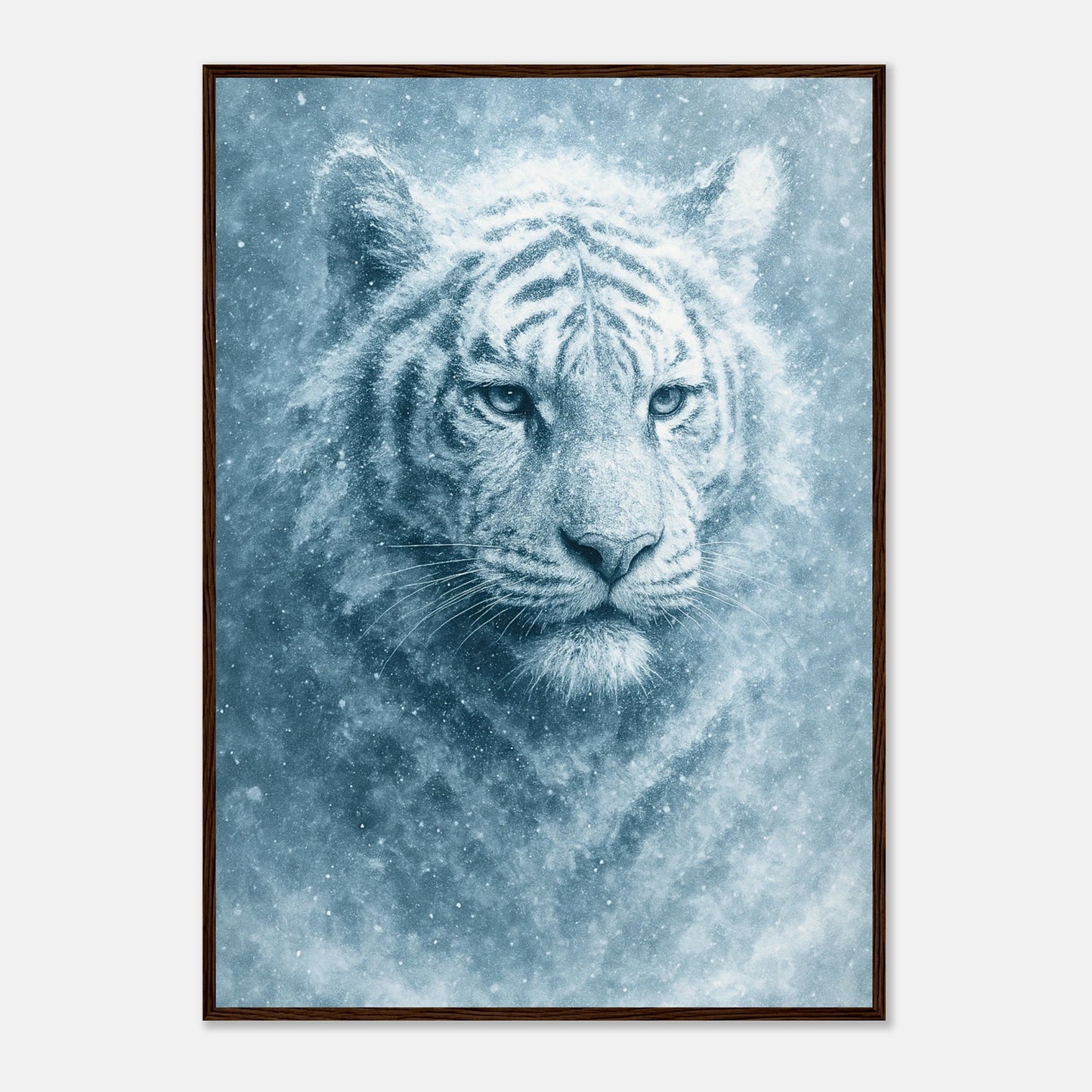Frozen Strength Poster mit weißem Tiger – eingerahmt in dunkelbraunem Holzrahmen, elegante Wanddeko mit starker Ausstrahlung.