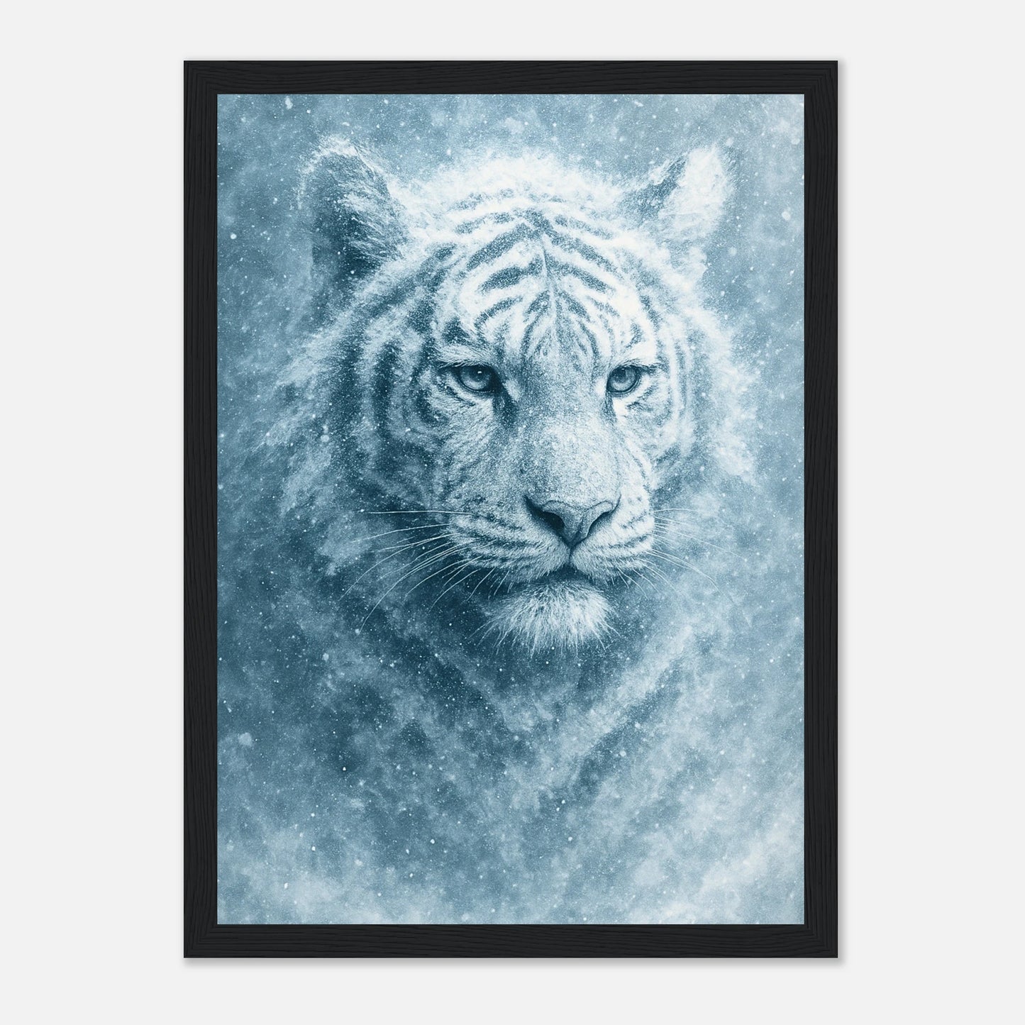 Frozen Strength Poster mit weißem Tiger – schwarzer Holzrahmen, modernes Tierbild für stilvolle und minimalistische Interiors.