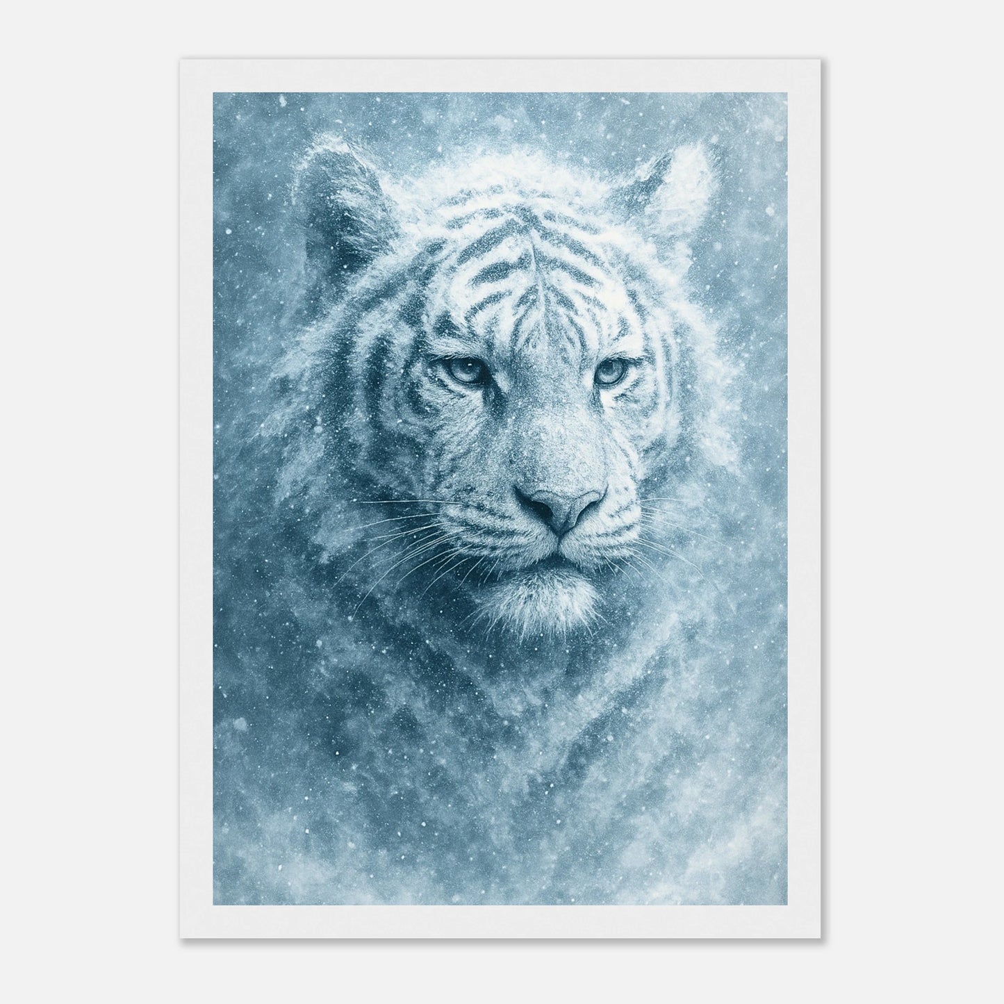 Frozen Strength Poster mit weißem Tiger – eingerahmt in weißem Holzrahmen als moderne Tierkunst für elegante Räume.