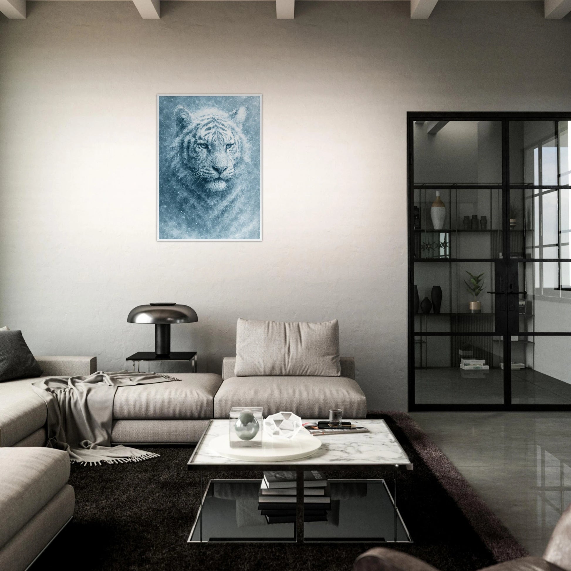Frozen Strength Poster mit weißem Tiger – moderne Wandkunst als Blickfang im dunkel eingerichteten Wohnzimmer.