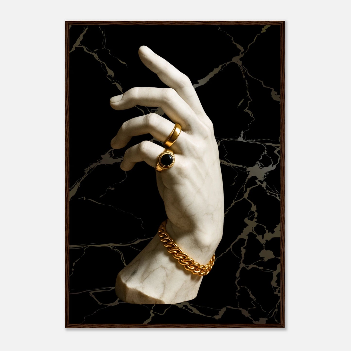 Gilded Touch Poster im dunkelbraunen Holzrahmen – stilvolles Kunstwerk mit goldener Hand-Skulptur und schwarzem Marmorhintergrund. Premium-Wandkunst mit luxuriösem Flair – von Defa Designs.