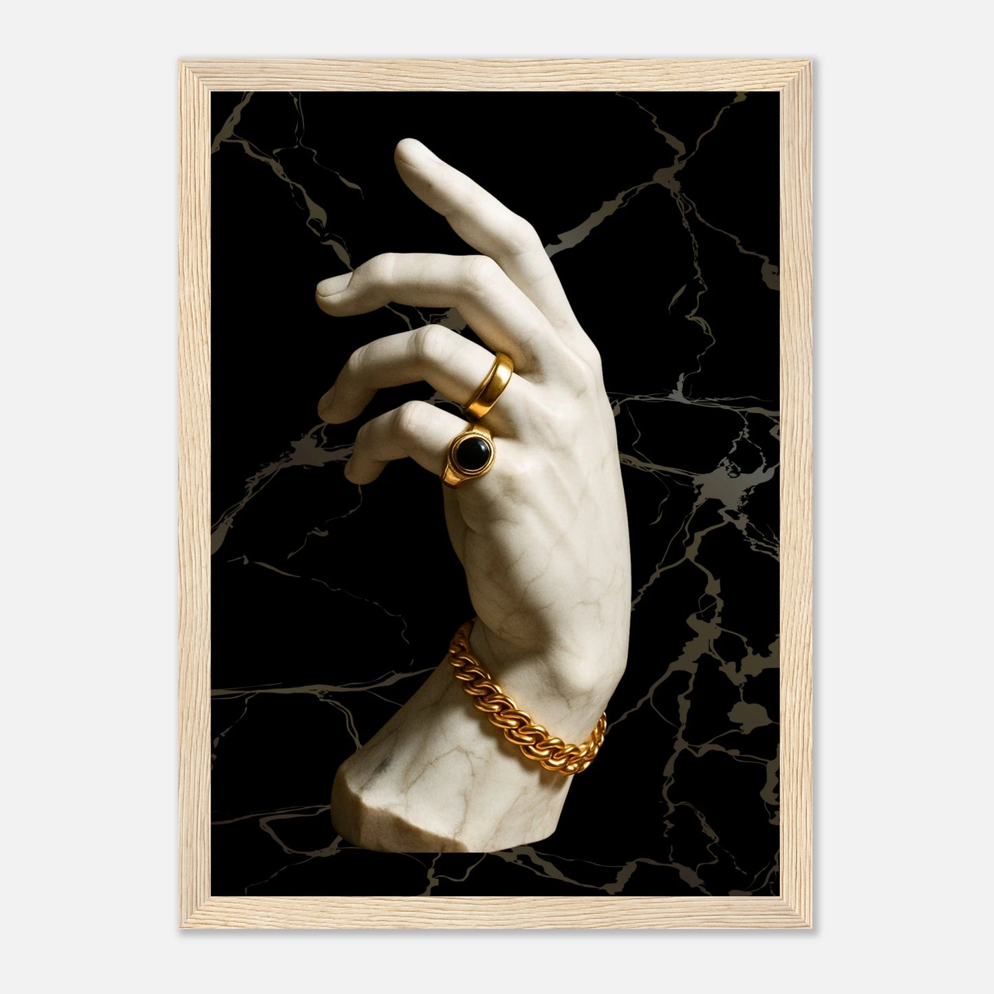 Gilded Touch Kunstposter im hellbraunen Rahmen – elegante Skulptur mit goldenen Akzenten vor schwarzem Marmor. Luxus-Wanddekoration für moderne Interieurs – von Defa Designs.