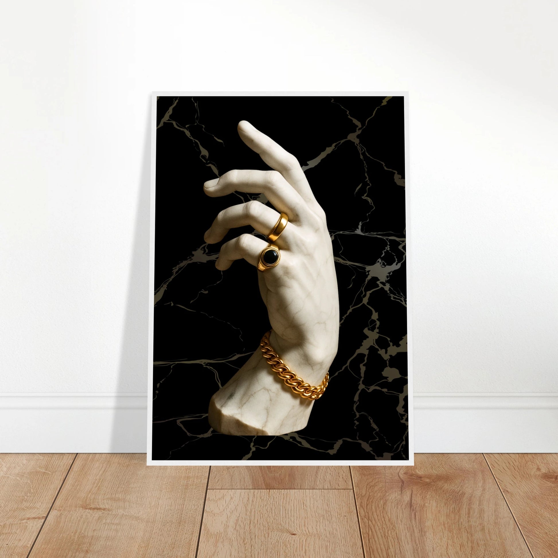Gilded Touch Poster an die Wand gelehnt – goldene Hand-Skulptur auf Marmorhintergrund. Ausdrucksstarkes Luxus-Kunstwerk für moderne Wohnräume – von Defa Designs.