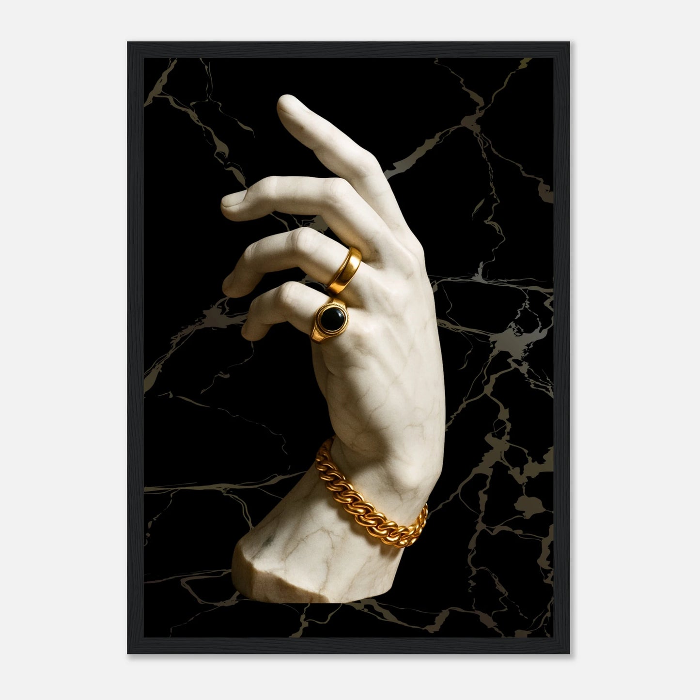 Gilded Touch Wandbild im schwarzen Rahmen – moderne Kunst mit goldener Hand auf dunklem Marmor. Exklusives Luxusposter für elegante Innenräume – von Defa Designs.