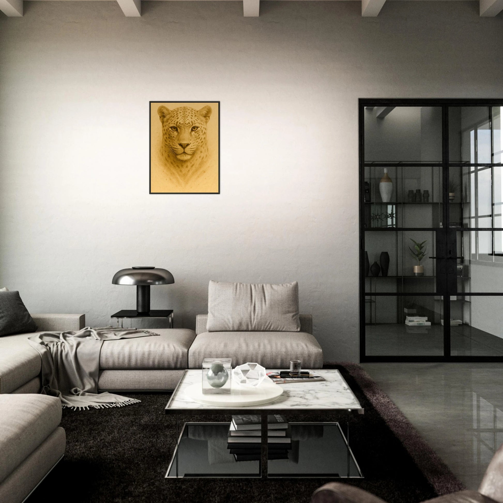 Golden Focus Poster im modernen Wohnzimmer – goldener Leopard setzt luxuriösen Akzent auf dunkler Wand, schwarzer Metallrahmen.