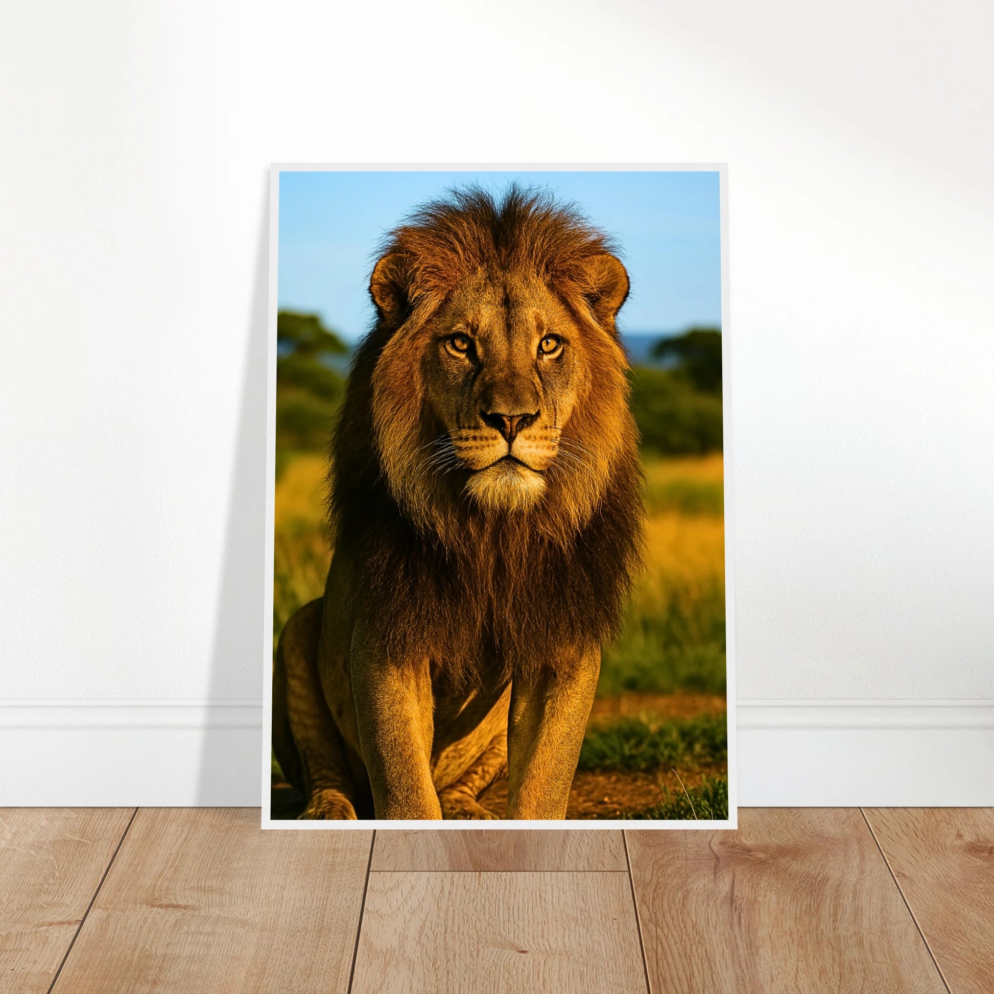 Golden Majesty Löwen Poster angelehnt an die Wand – modernes Deko-Poster mit majestätischem Löwen in goldenen Farbtönen.