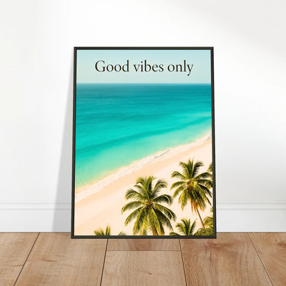 Good Vibes Only Poster an die Wand gelehnt – lässige Raumpräsentation im Boho-Beach-Stil, tropisches Design mit positiver Energie.