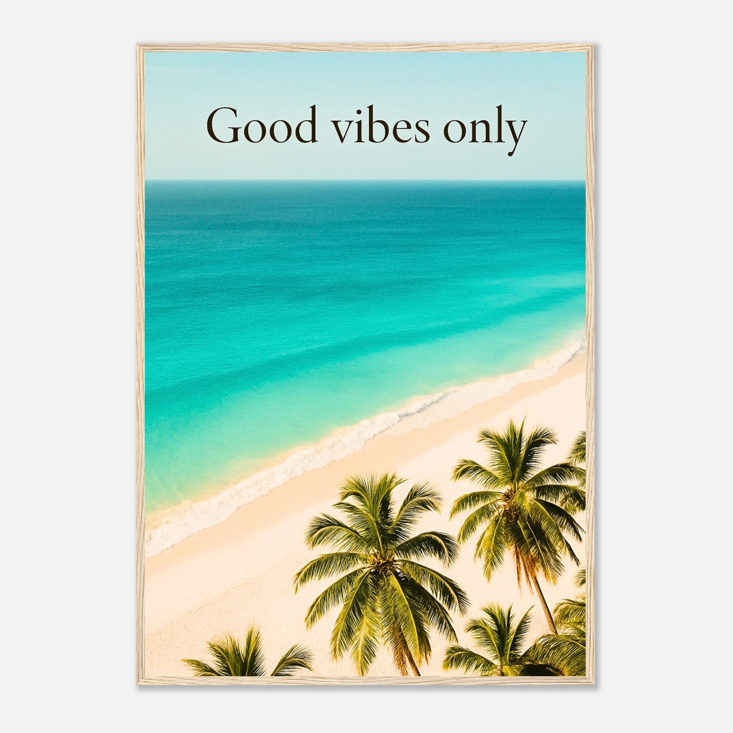 Good vibes only Poster im hellbraunen Holzrahmen – tropisches Strand Poster mit Palmen und Meer für moderne Einrichtung