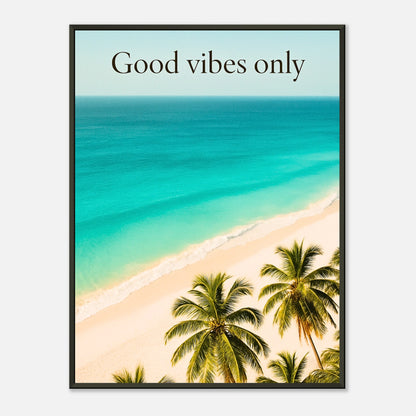 Good Vibes Only Poster im schwarzen Metallrahmen – tropischer Strand mit türkisblauem Meer und Palmen, modernes Sommer-Wandbild von Defa Designs.