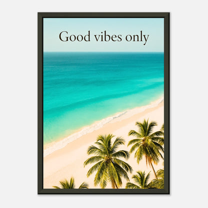 Detailansicht des Good Vibes Only Posters – türkisblaues Meer, goldener Sand und Palmenblätter im Sonnenlicht, inspiriert vom tropischen Lifestyle.