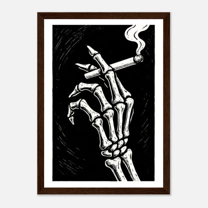 Last Smoke Poster im dunkelbraunen Holzrahmen – modernes Schwarz-Weiß-Design mit skelettierter Hand und brennender Zigarette. Stilvolles Gothic-Poster von Defa Designs für ausdrucksstarke Wanddekoration.