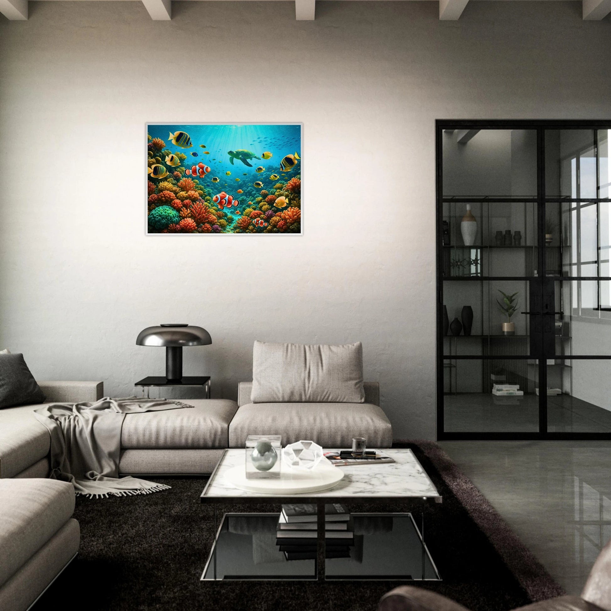 Life Beneath the Waves Poster – tropisches Unterwasserbild über Sofa im modernen Wohnzimmer